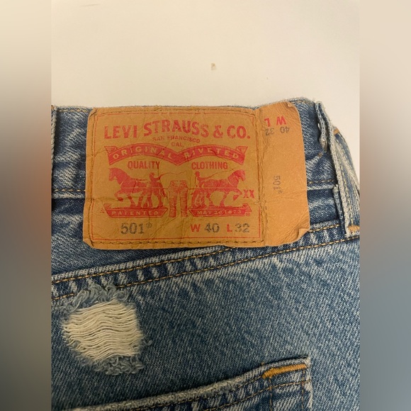 LEVI’S 501 MEN’S ORIGINAL RIPPED JEANS 40WX32L INSEAM 30 INCH MEDIUM WASH - Picture 8 of 16